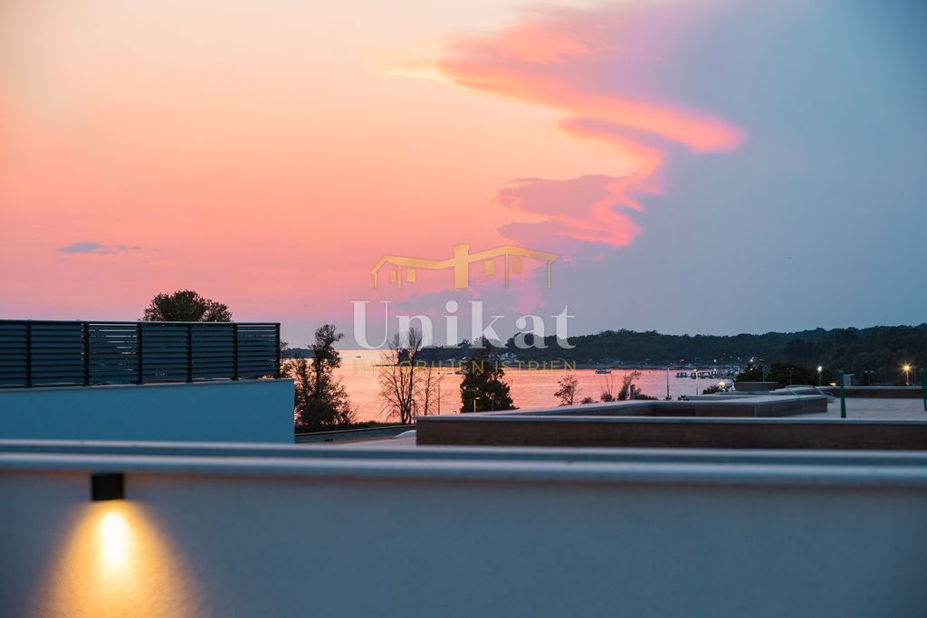 Nova moderna vila samo 400 metrov od morja